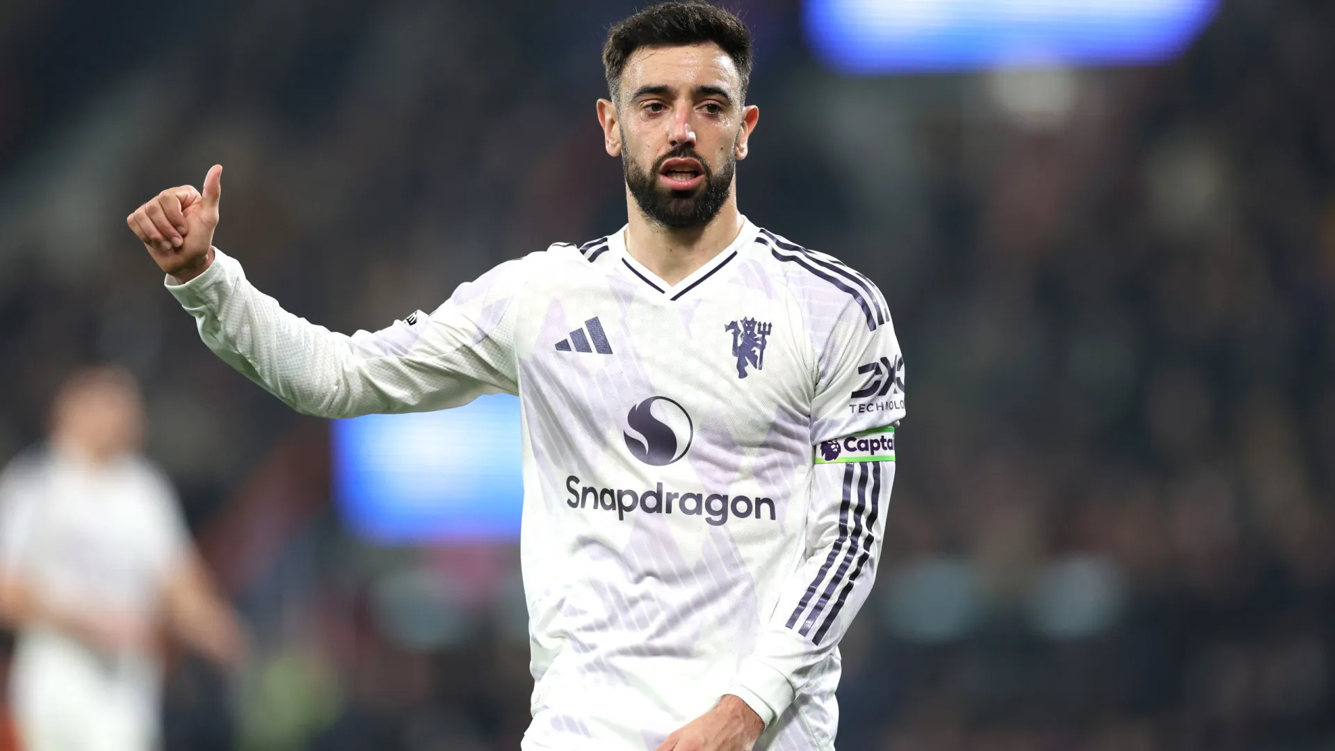 "Ou nenhum é penálti ou são os dois". Bruno Fernandes critica arbitragem