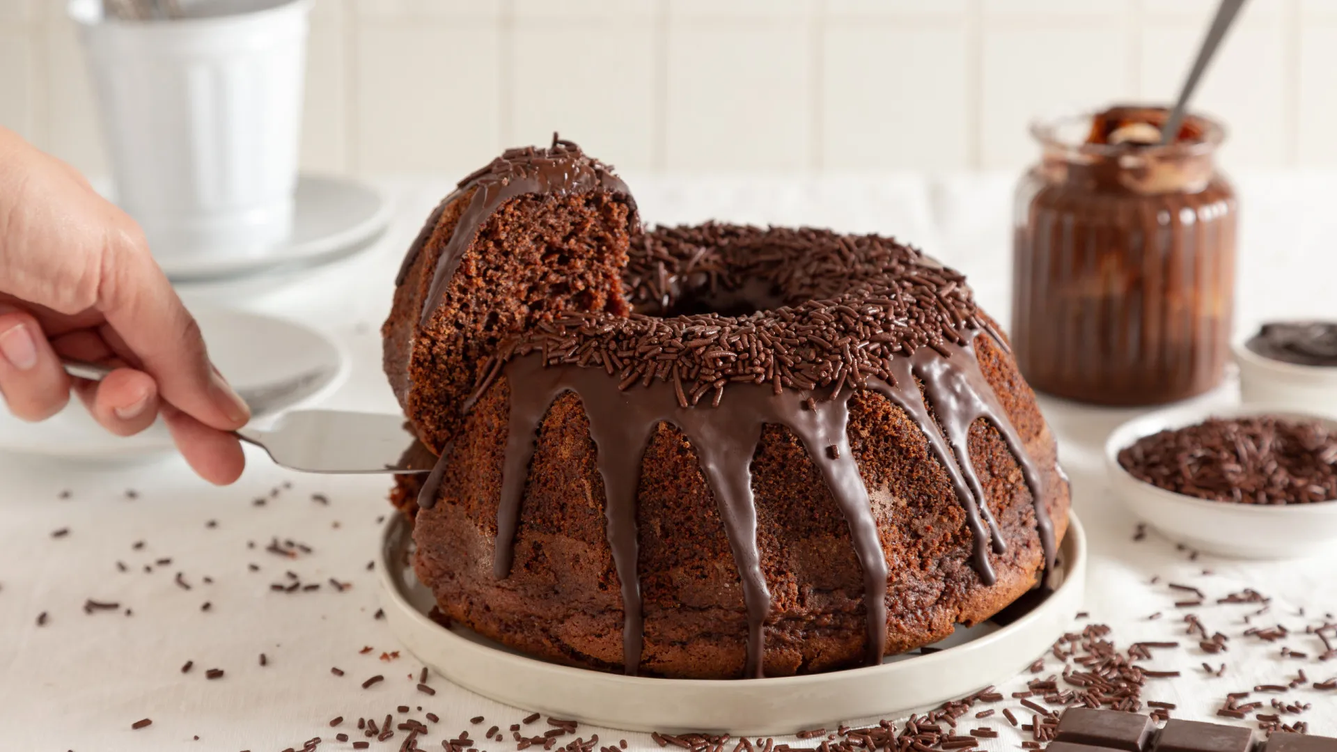 
                    Este bolo de chocolate é de outro mundo e só leva 6 ingredientes
                