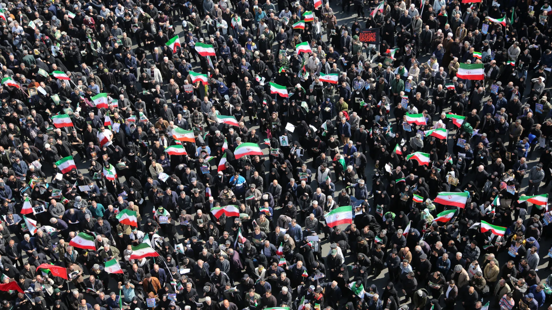 
                    Irão diz ter atacado cinco bases militares dos EUA e cidades de Israel
                