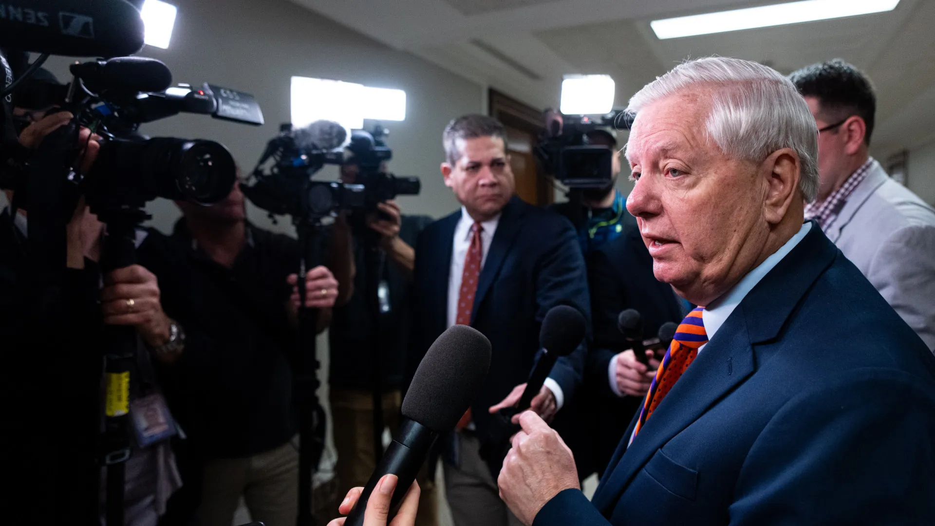 
                    Senador Lindsey Graham reitera apelo a saída dos EUA de bases em Espanha
                