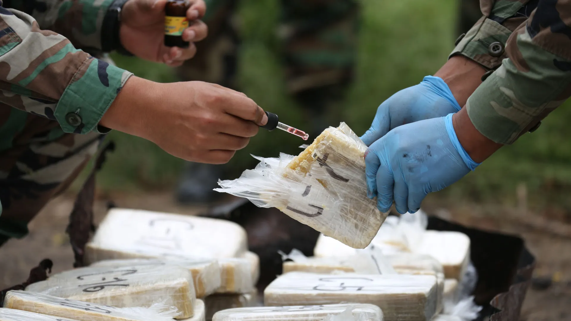 
                    Ex-chefe de força anti-drogas da Bolívia condenado nos EUA por tráfico
                