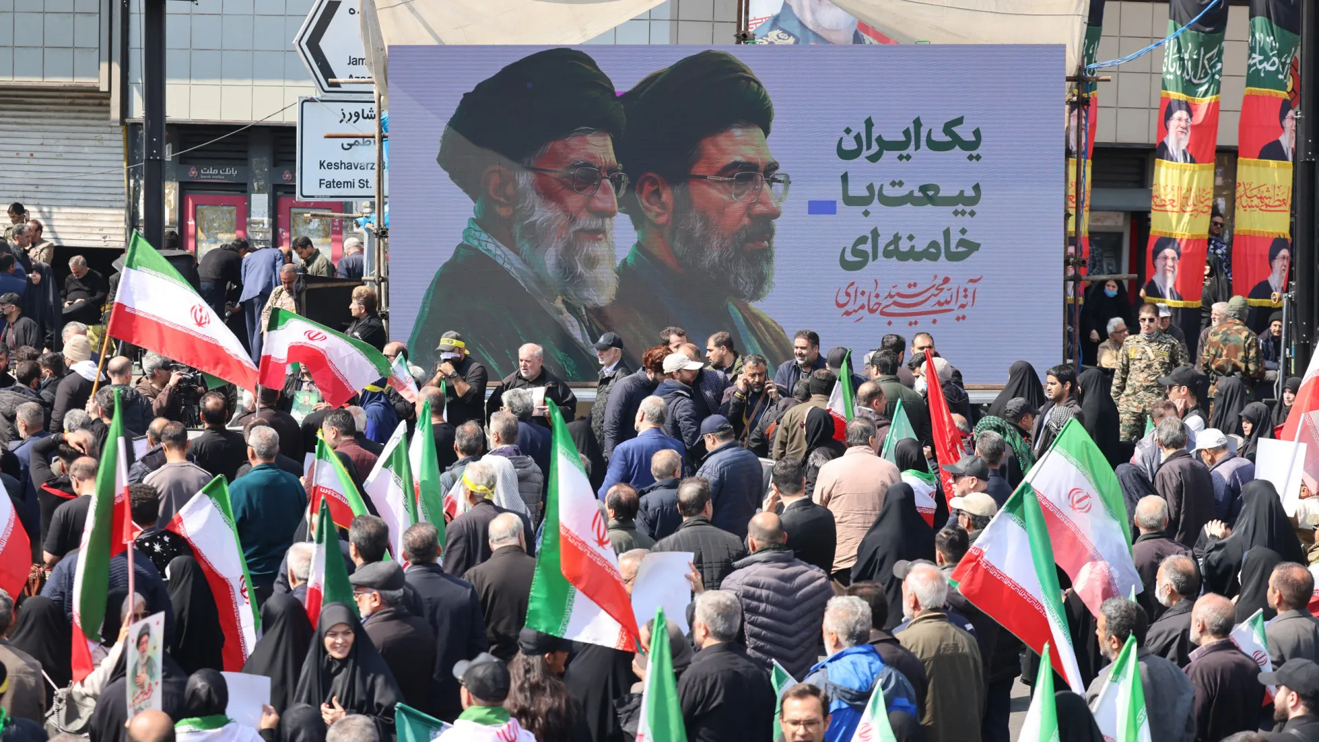 
                    Teerão avisa Emirados contra ataques que visem ilhas disputadas no Golfo
                