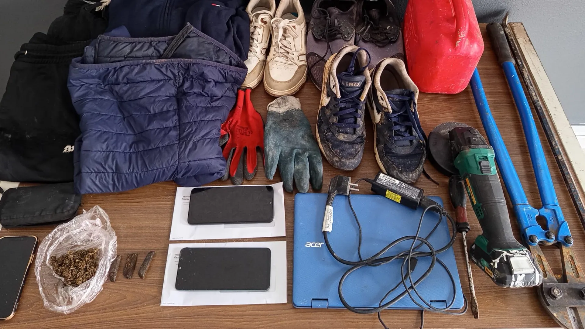 
                    GNR detém dois suspeitos de furto e tráfico de droga em Silves
                