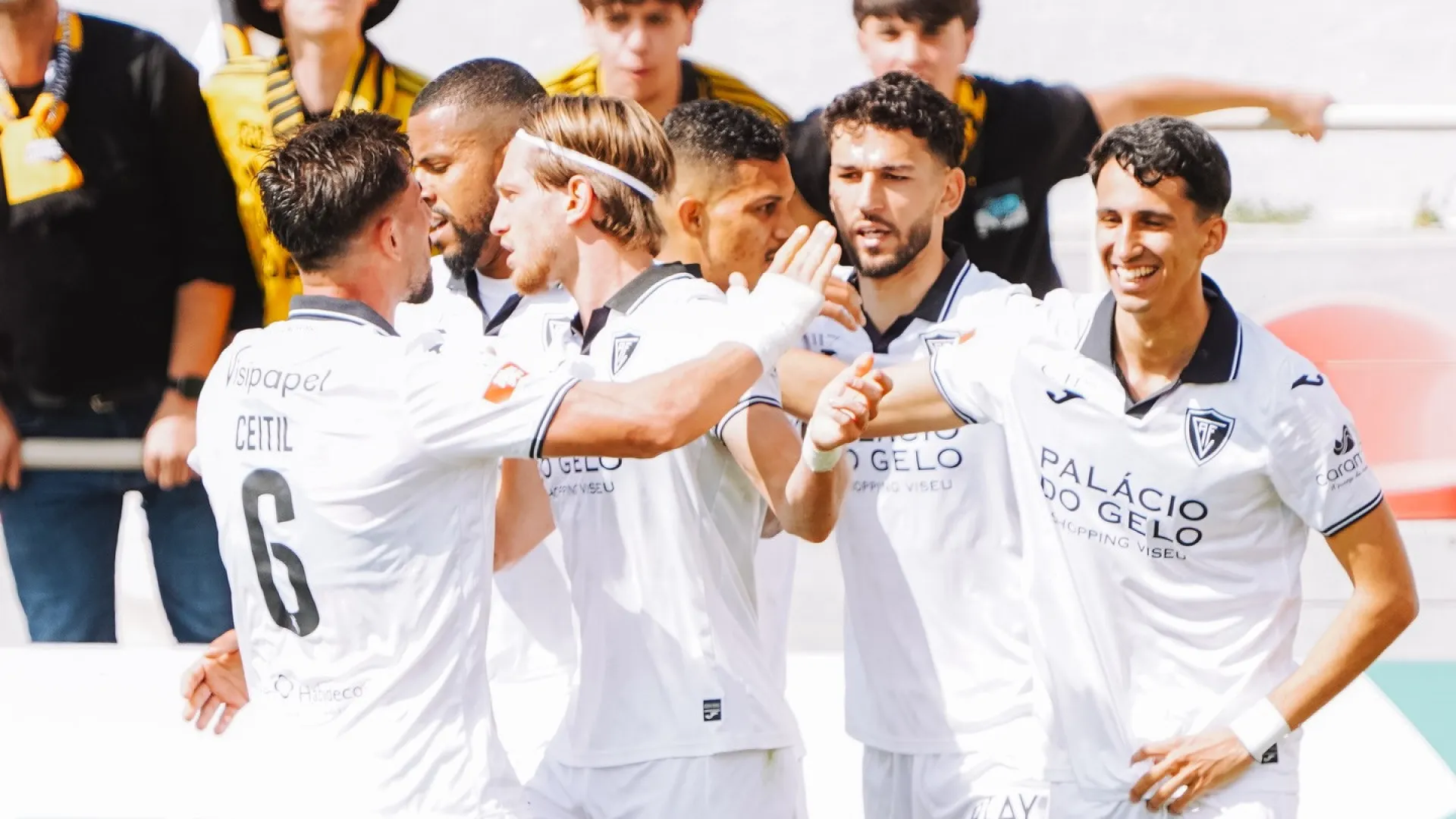 
                    Académico de Viseu vence Lourosa e continua perseguição ao Marítimo
                