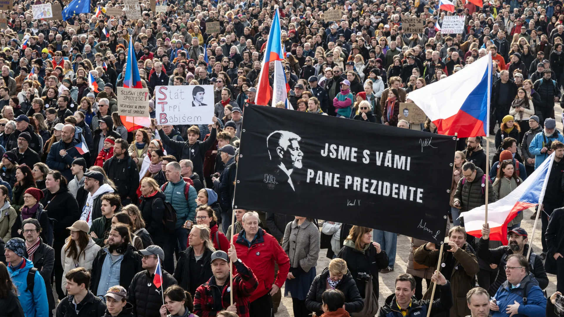 
                    Mais de 150 mil pessoas protestam em Praga contra autoritarismo 
                