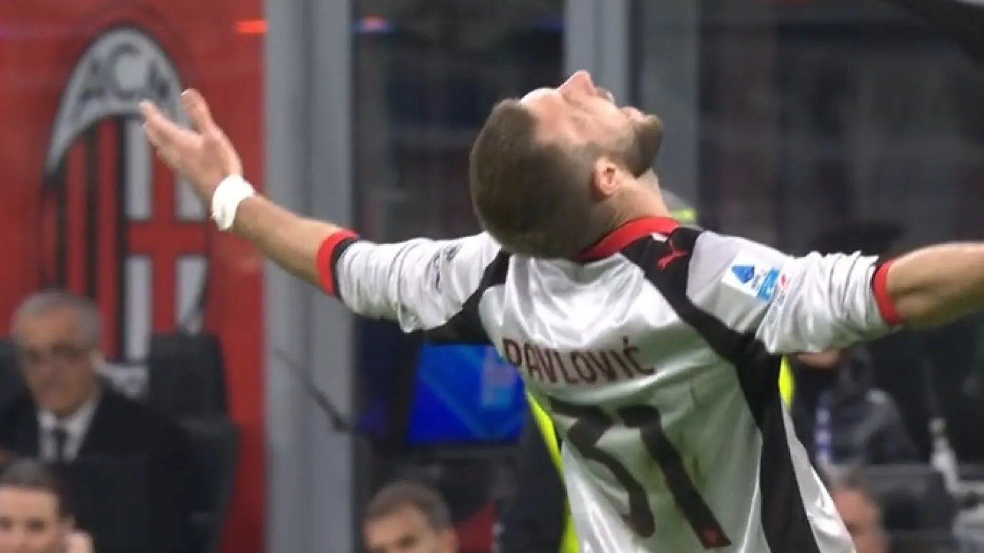 
                    O que é que foi isto? Disparo fulminante de Pavlovic vai correr mundo
                