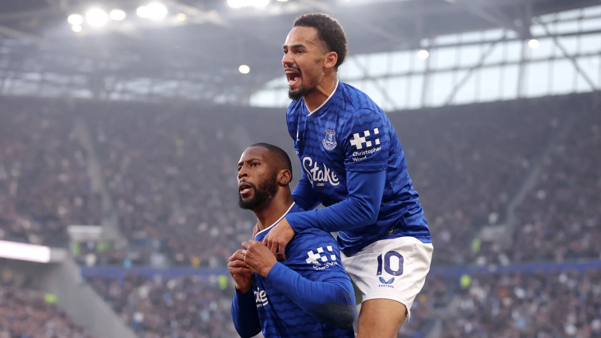 
                    Beto agigantou-se com bis e ajudou Everton a derrotar o Chelsea 
                