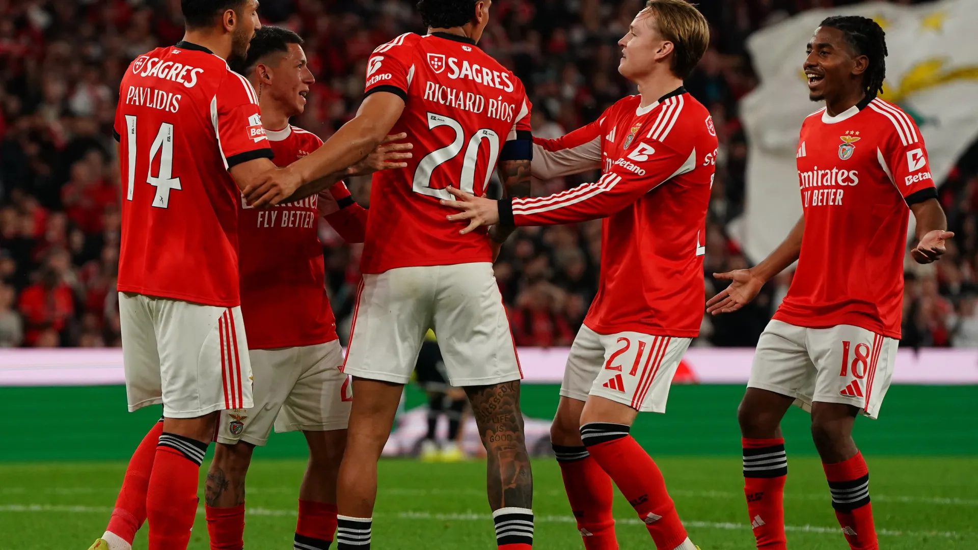 
                    Benfica despacha Vitória SC e deixa Sporting com 'orelhas a arder'
                