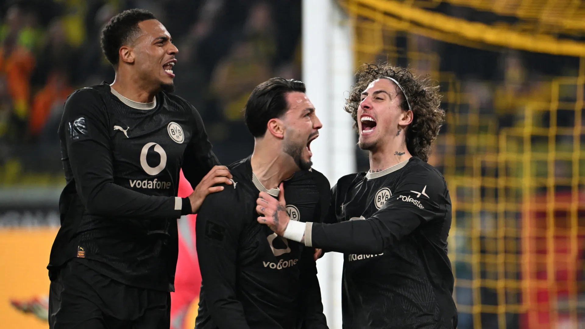 Dortmund opera reviravolta e mantém-se a nove pontos do líder Bayern