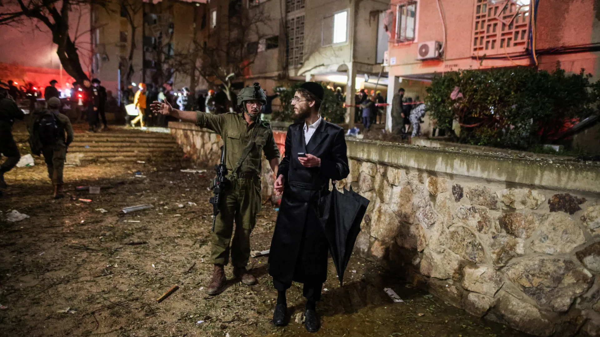 
                    Míssil iraniano atinge cidade israelita de Arad. Há mais de 60 feridos
                