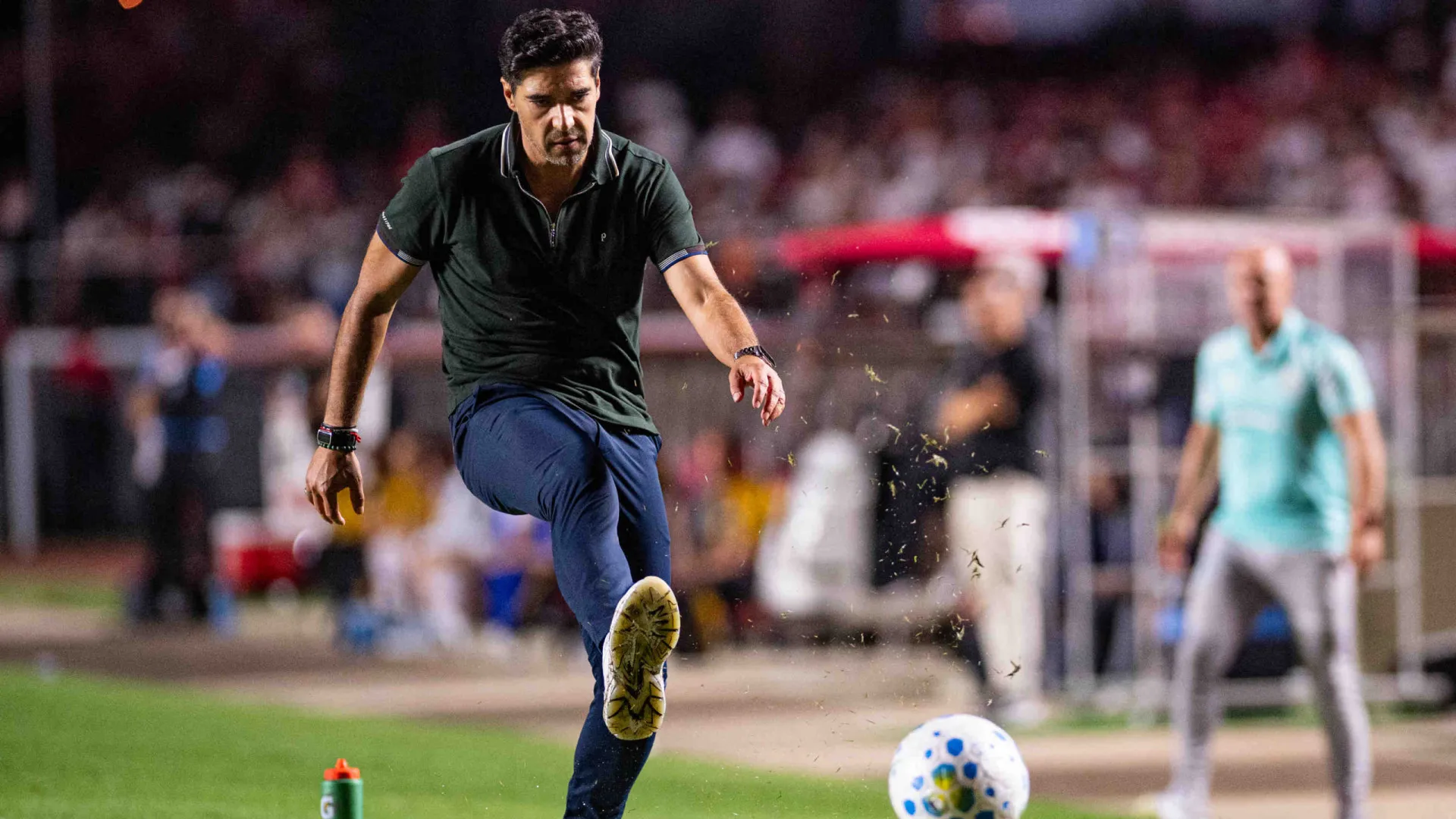 Palmeiras bate São Paulo e é líder, mas Abel 'passa-se' e é expulso