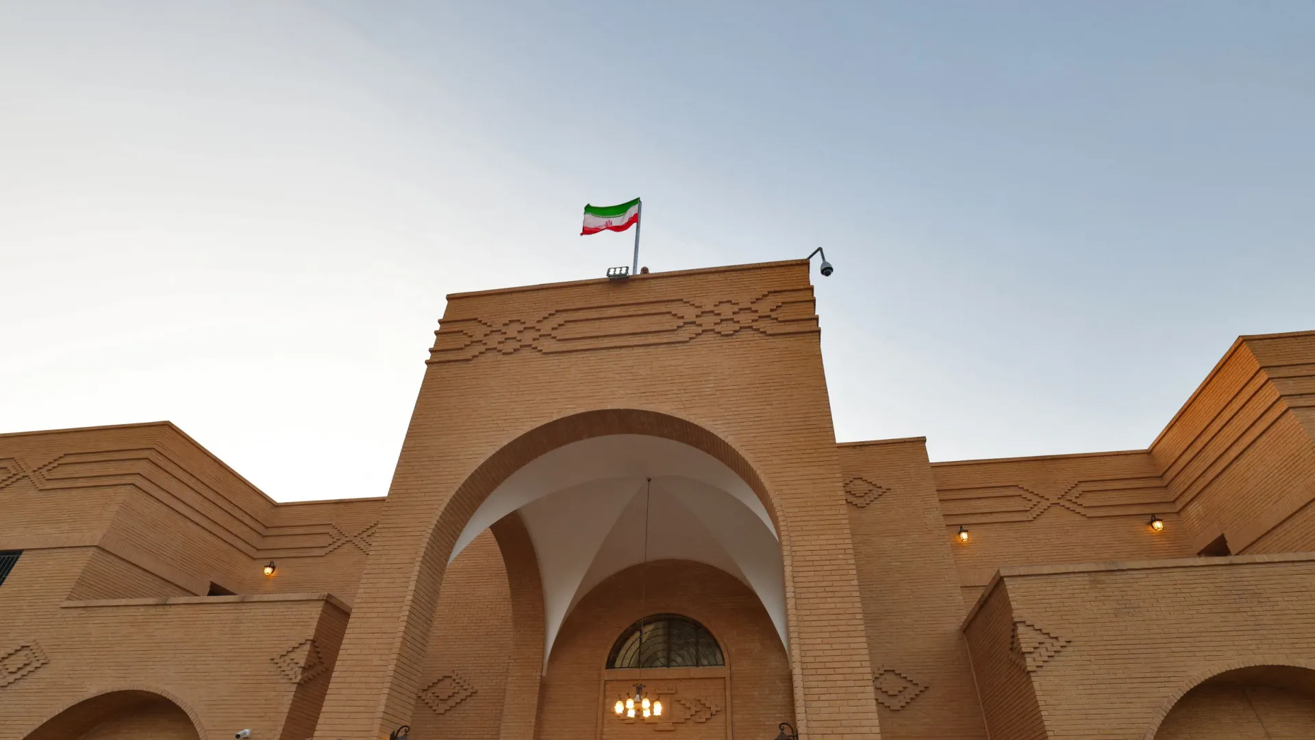 
                    Riade expulsa adido militar iraniano e membros da embaixada iraniana
                