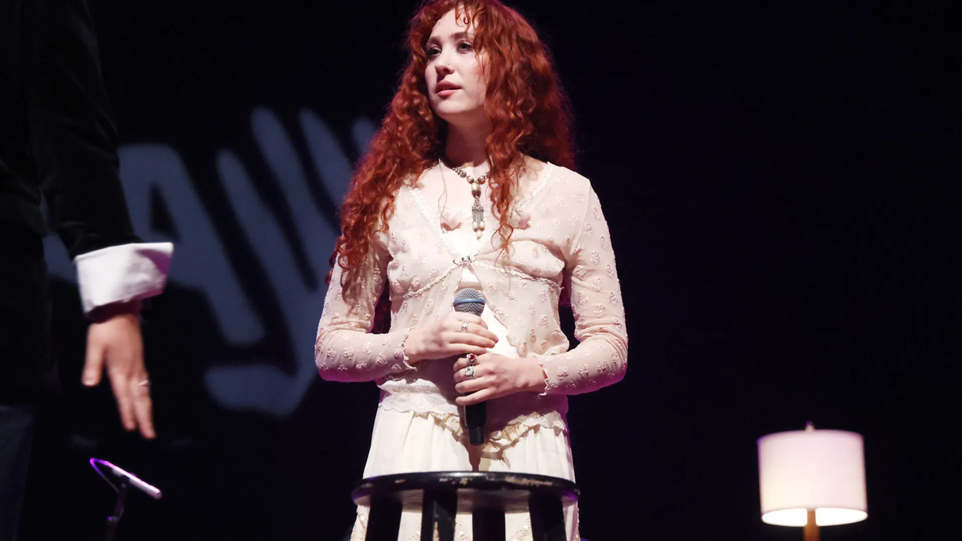 
                    Chappell Roan reage a polémica com menina de 11 anos. 