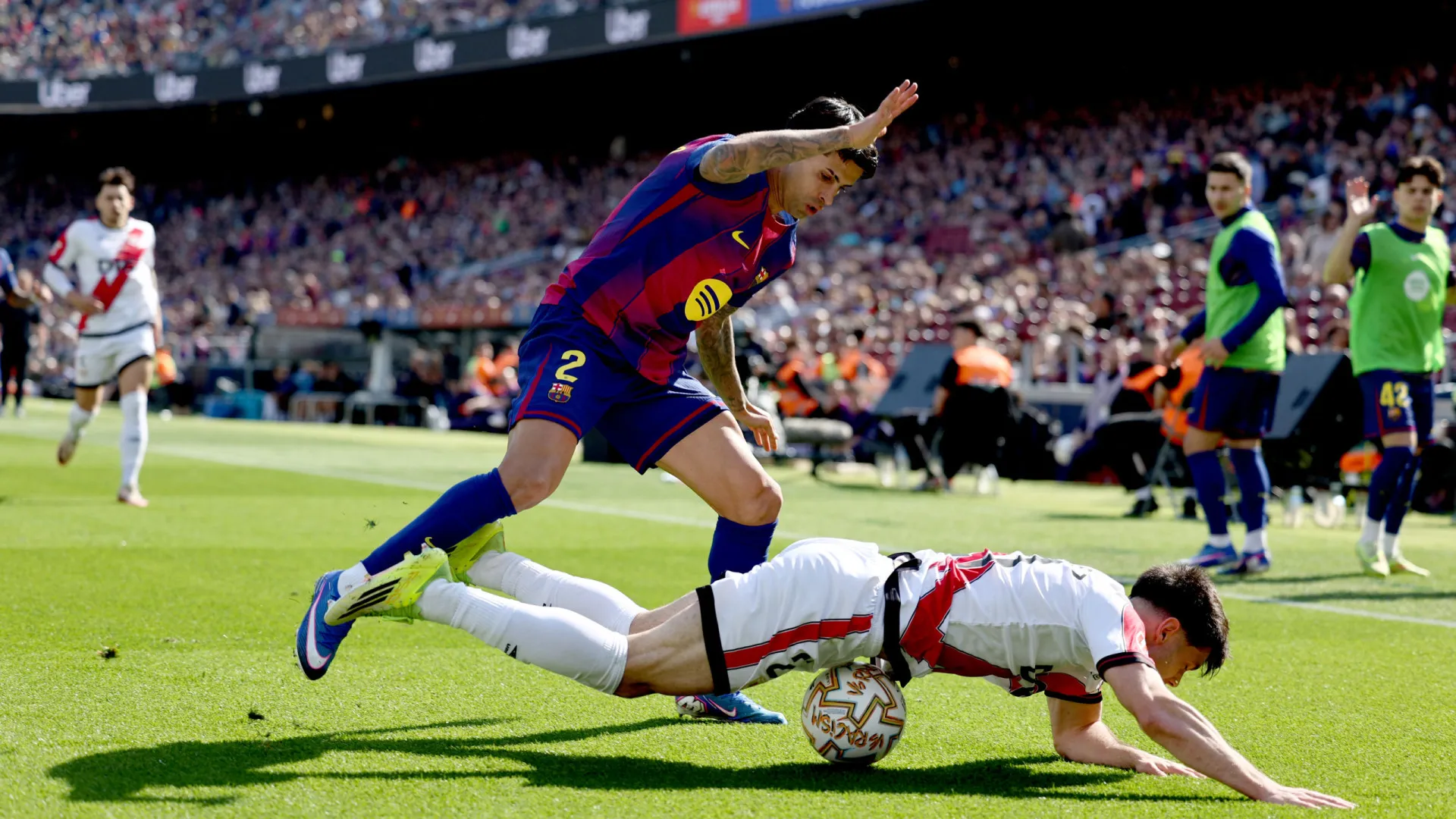 João Cancelo 'segura' Barcelona antes da partida para a seleção