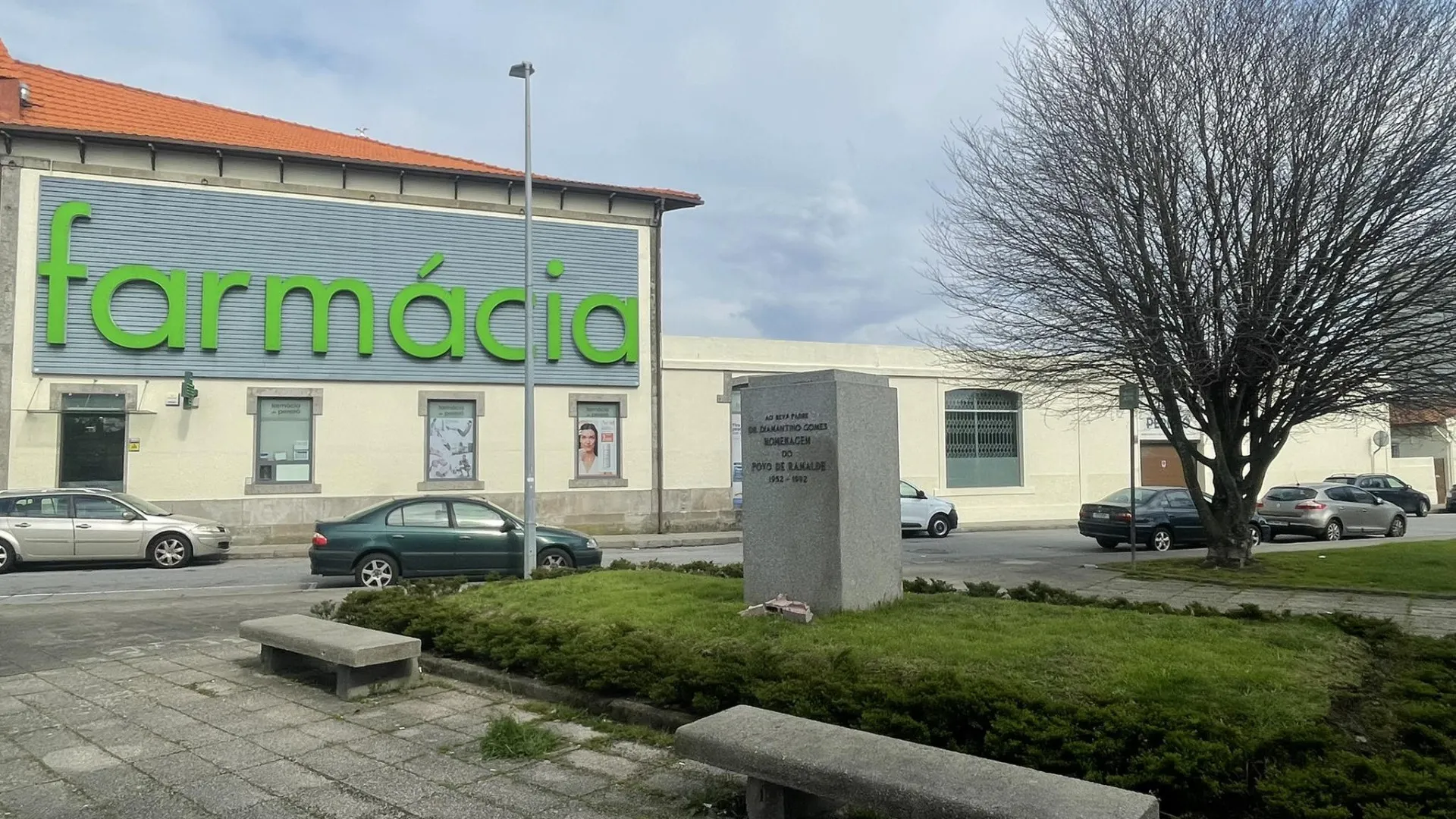 
                    Furtado busto do padre Diamantino Gomes no Porto. 