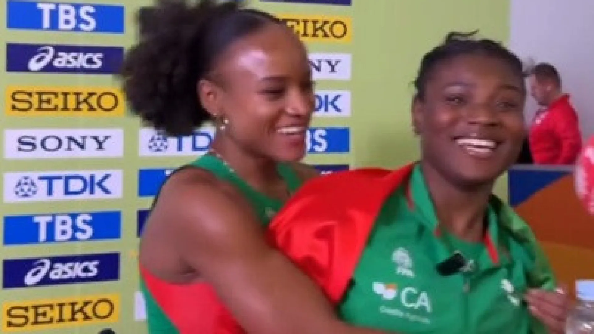A emocionante reação de Fatoumata Diallo após o ouro de Agate Sousa