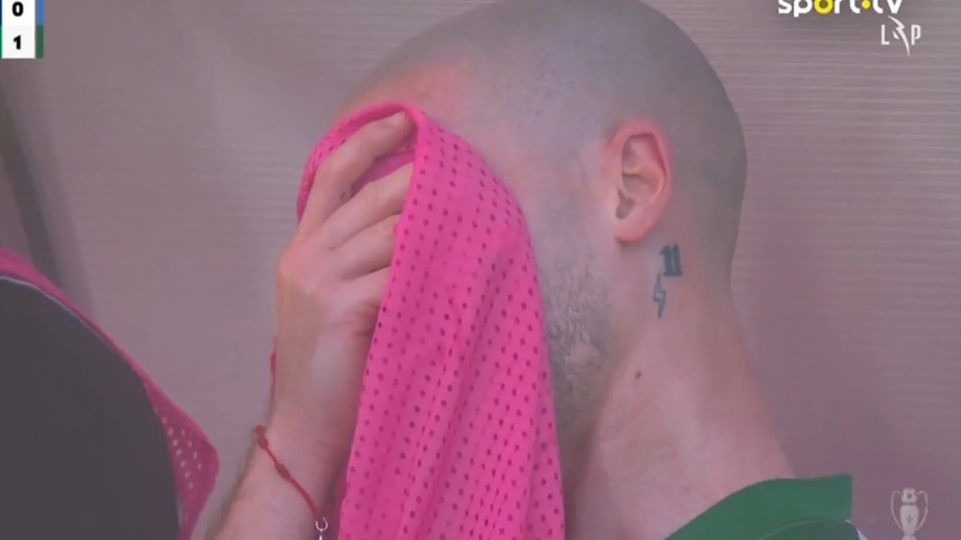 
                    Novo drama para Nuno Santos. Ala do Sporting em lágrimas após lesão
                