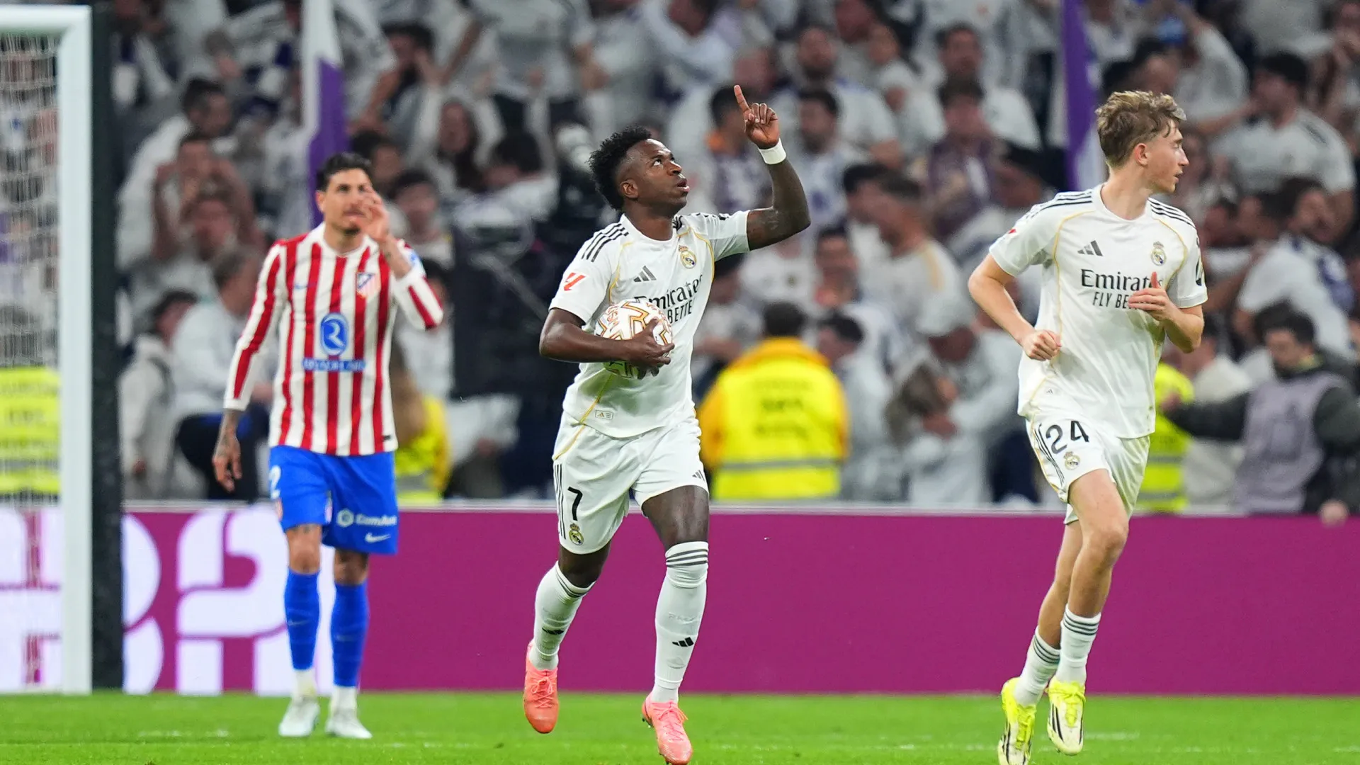 Real Madrid dá a volta ao Atlético e não deixa escapar Barcelona no topo