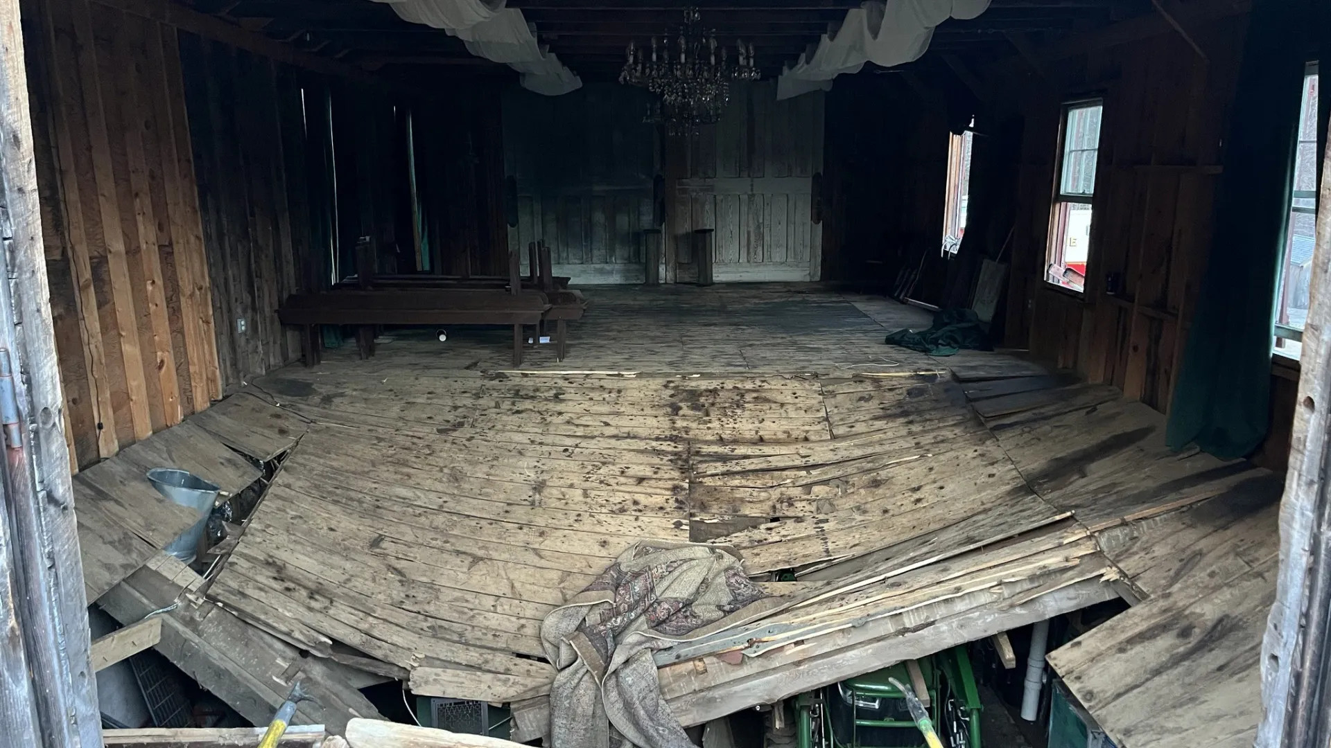 
                    Chão de quinta de casamentos desaba com 140 convidados no interior
                