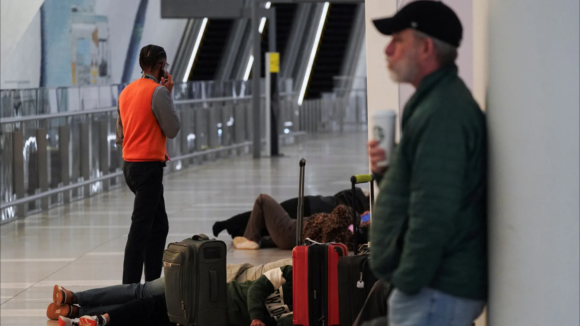 
                    Aeroporto de Nova Iorque encerrado na sequência de colisão
                