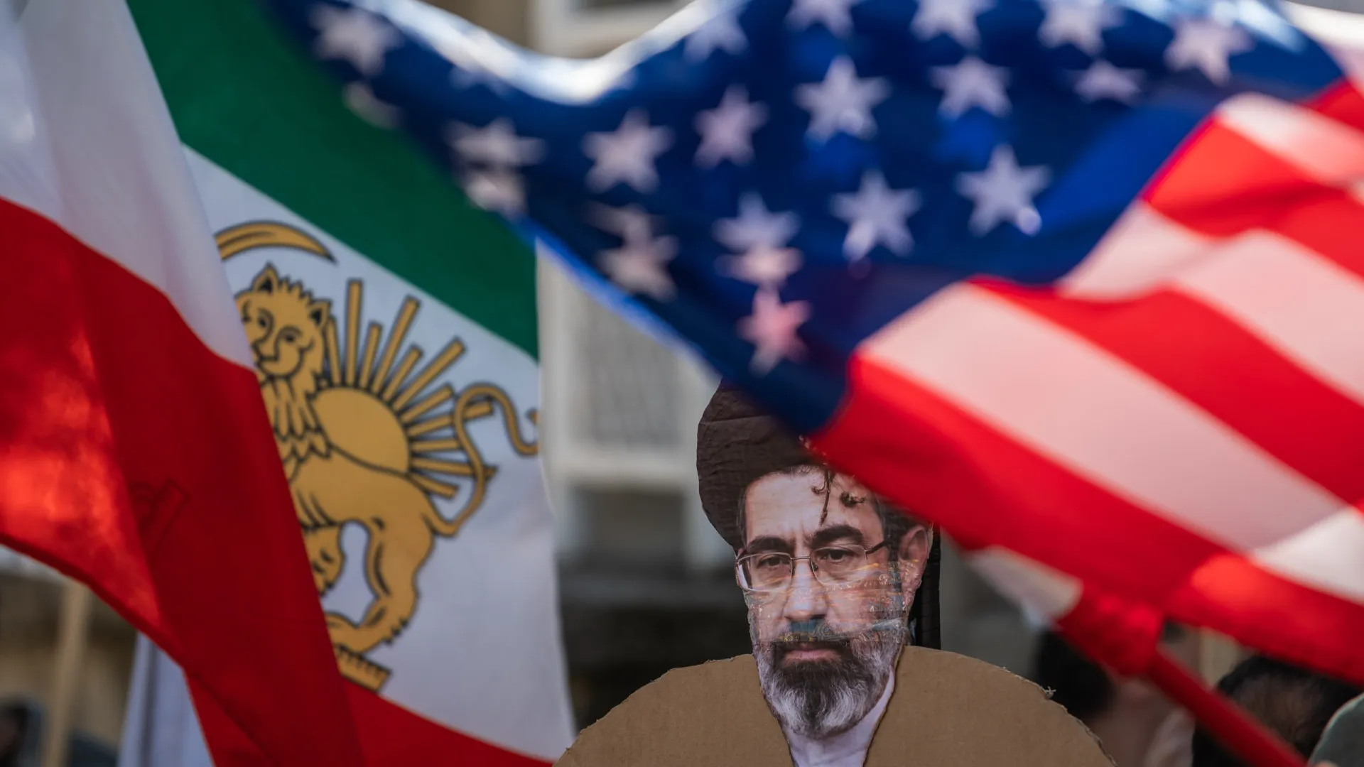 
                    Mistério em torno de Khamenei continua: 