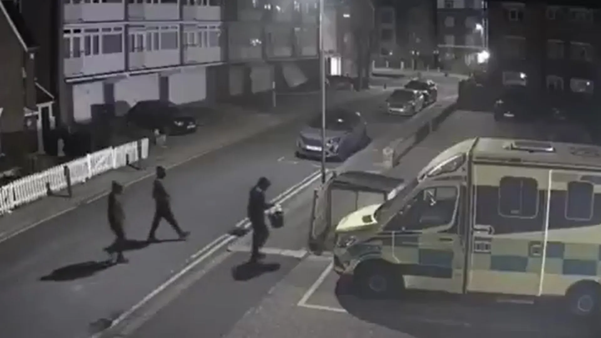 
                    Veja o momento em que uma ambulância (de quatro) é incendiada em Londres
                