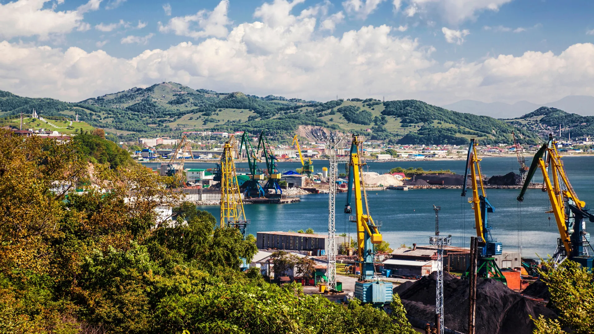 
                    Porto russo localizado perto da Finlândia atingido por drones ucranianos
                