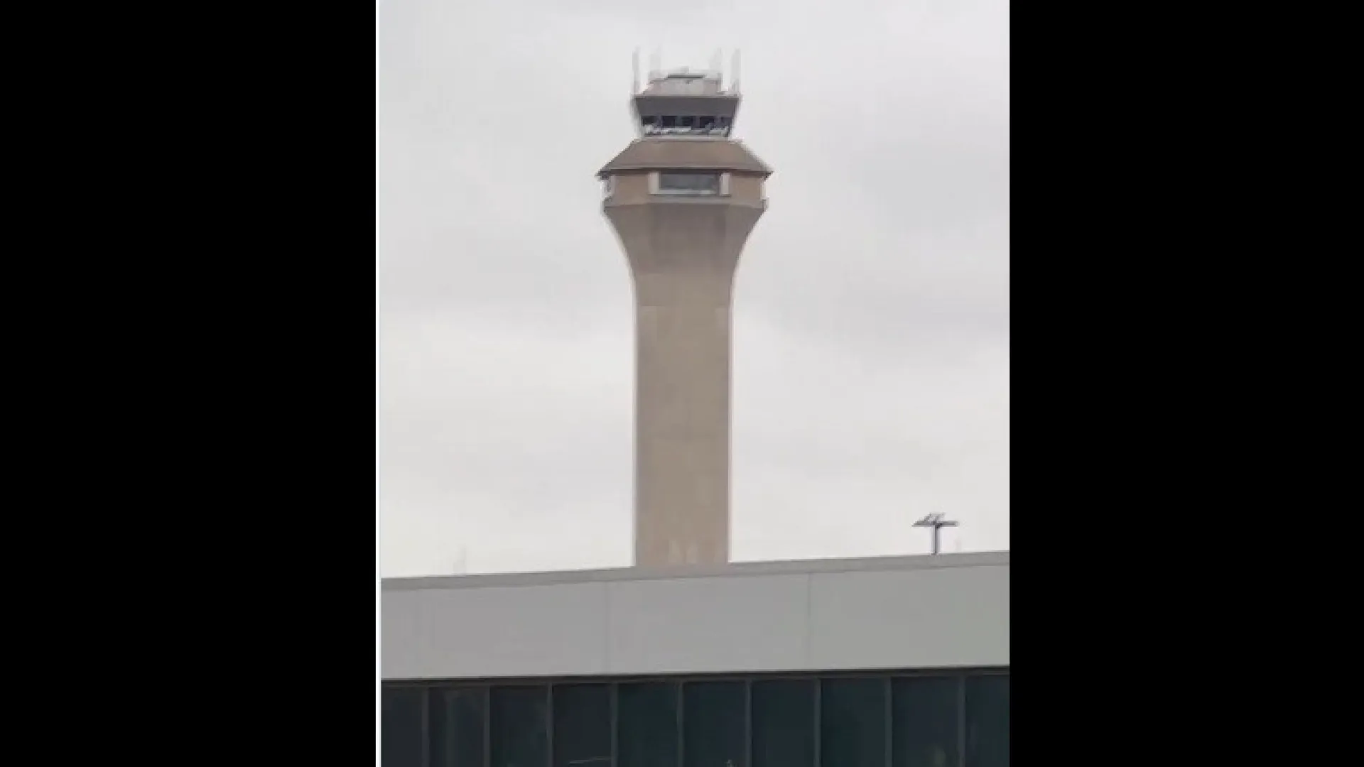
                    Torre de Controlo de aeroporto de Newark teve de ser evacuado
                