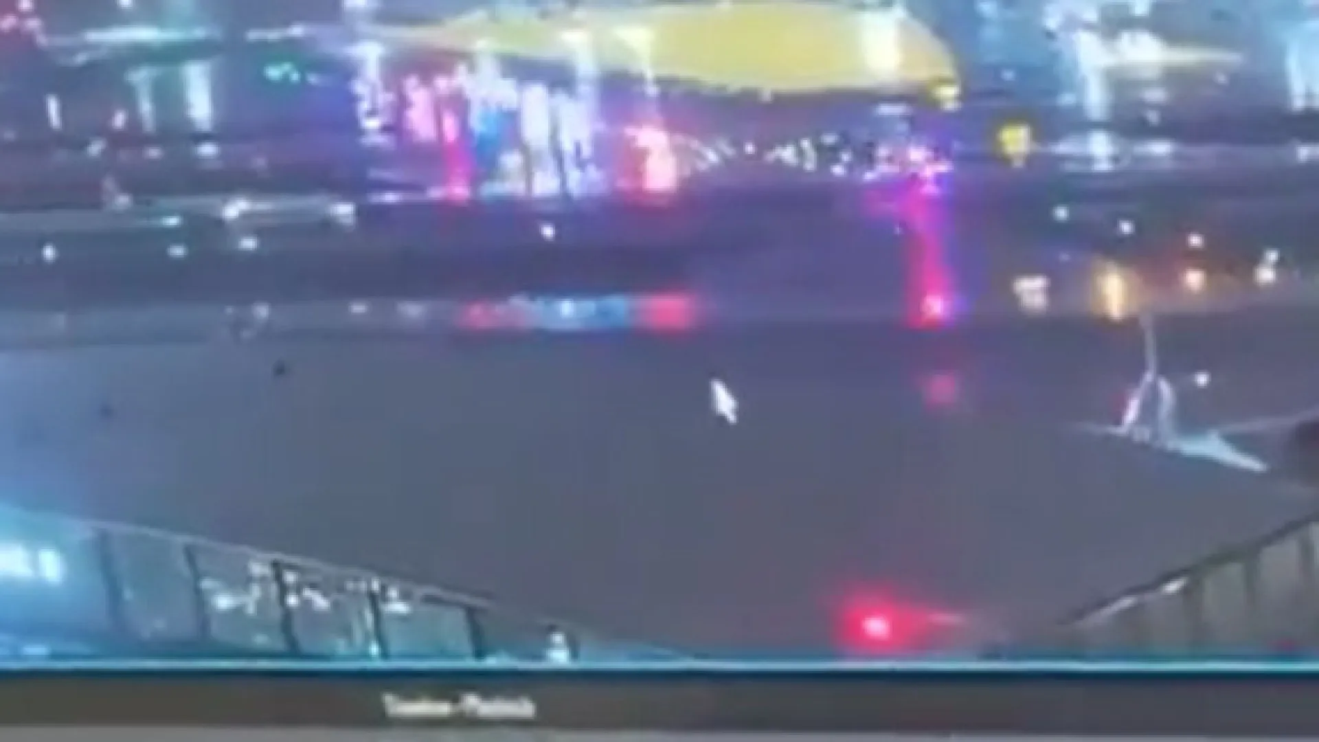 
                    As imagens da colisão entre avião da Air Canada e veículo dos bombeiros
                