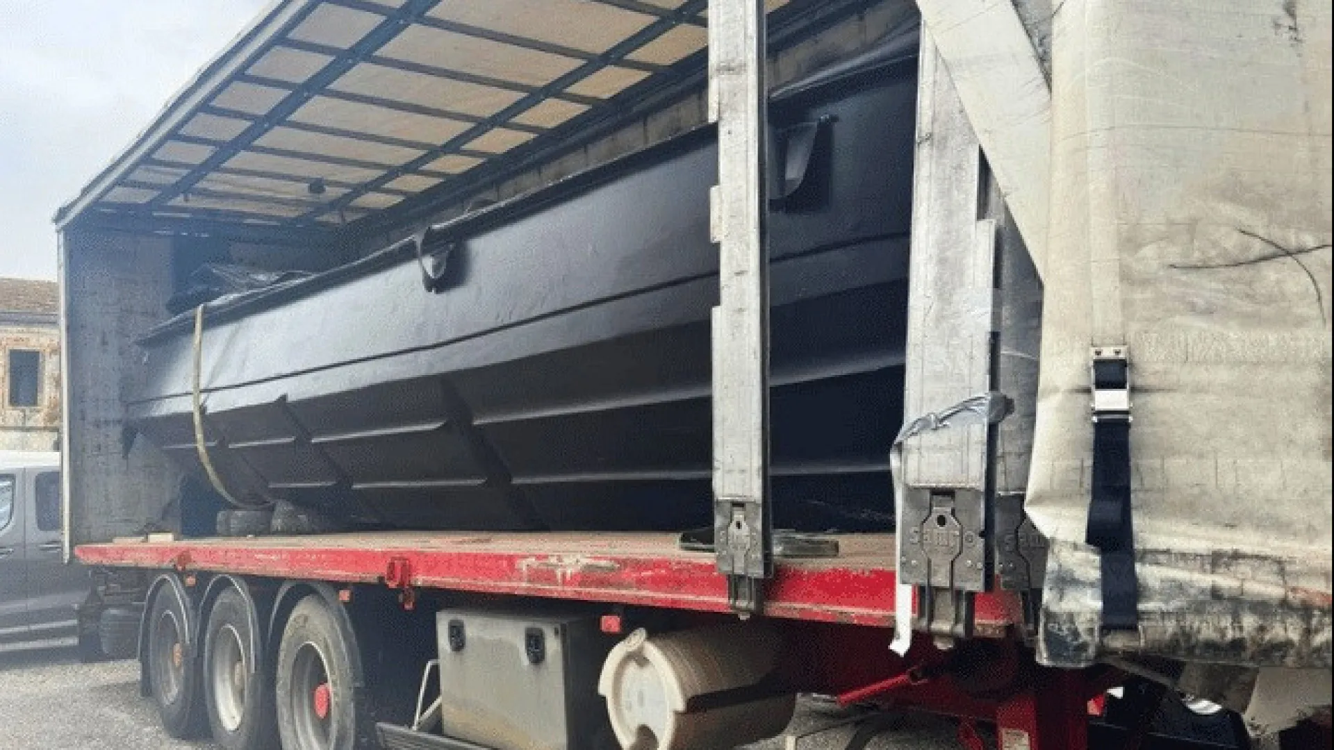 
                    GNR apreende em Grândola lancha suspeita de tráfico de droga
                