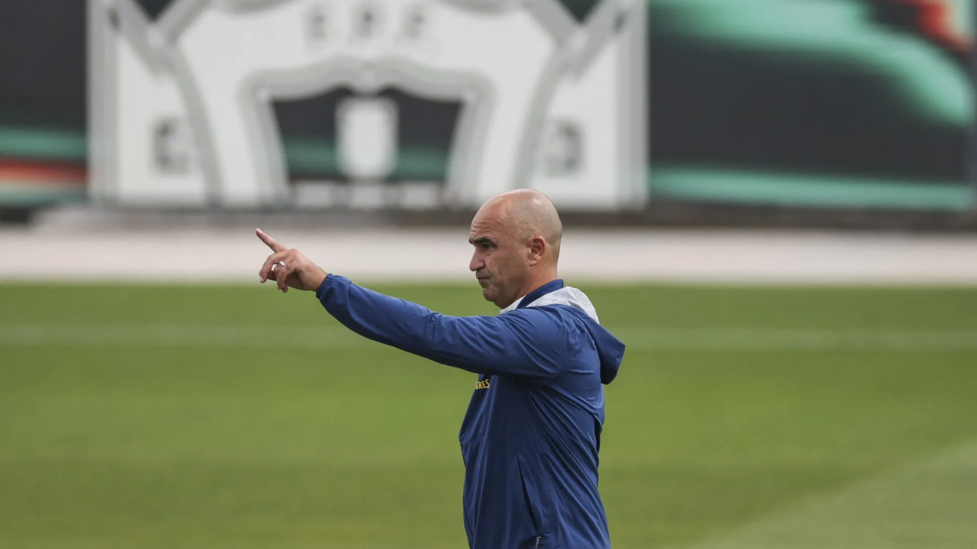 
                    Roberto Martínez atira: 