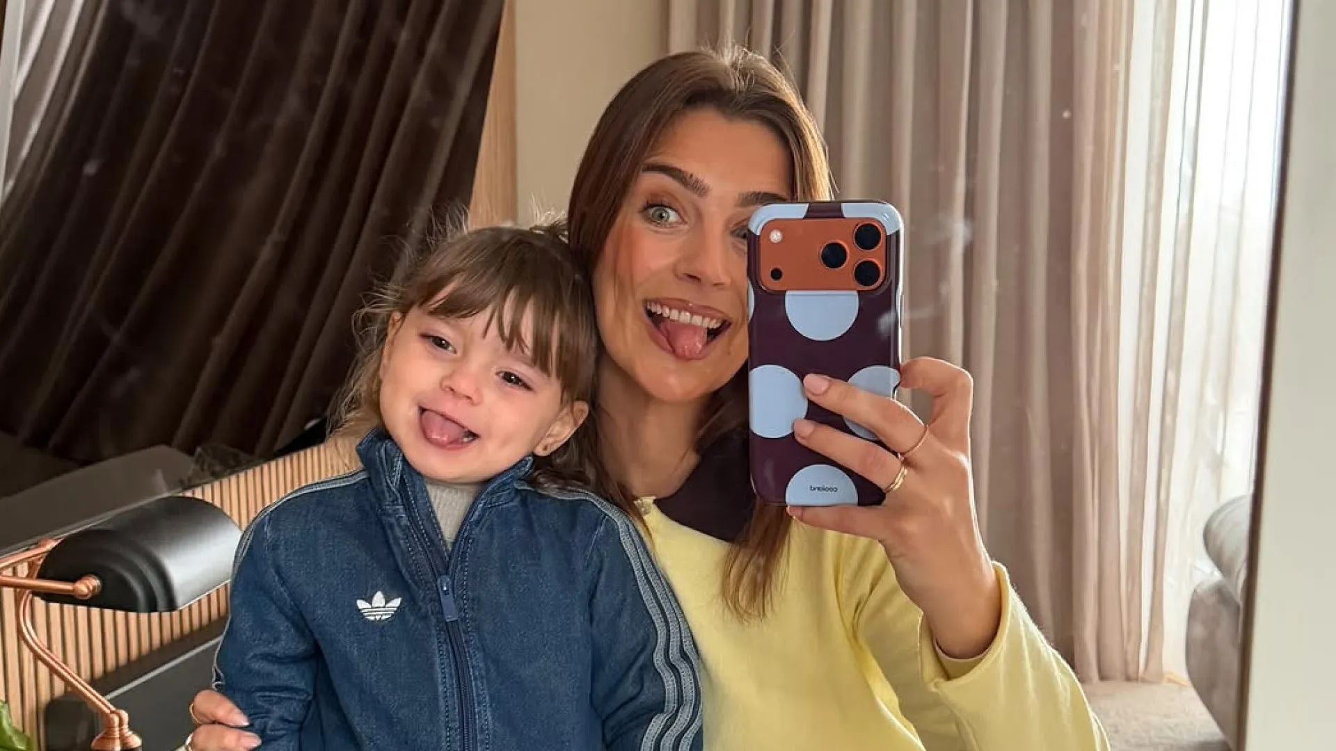 
                    Carolina Pinto e a filha ensinam a fazer bolo de banana 