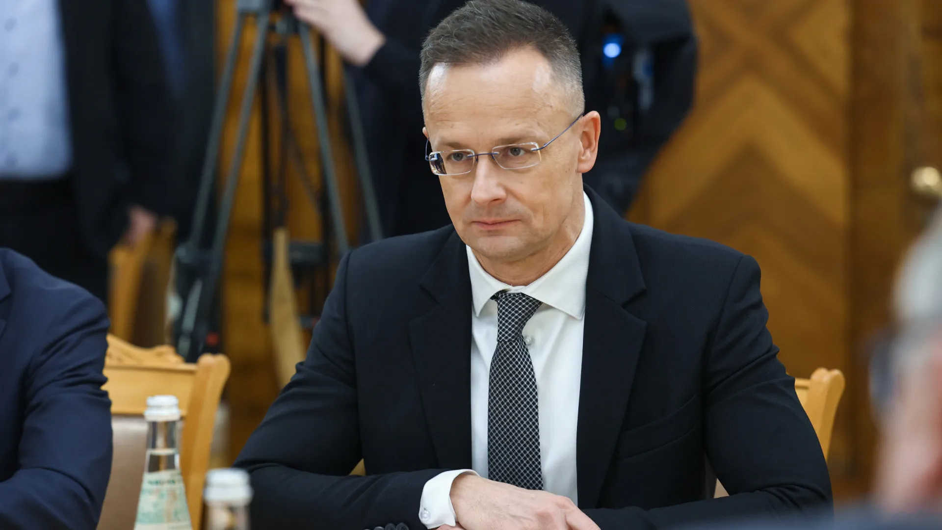 
                    MNE húngaro admite contactos com Rússia sobre Conselhos Europeus
                