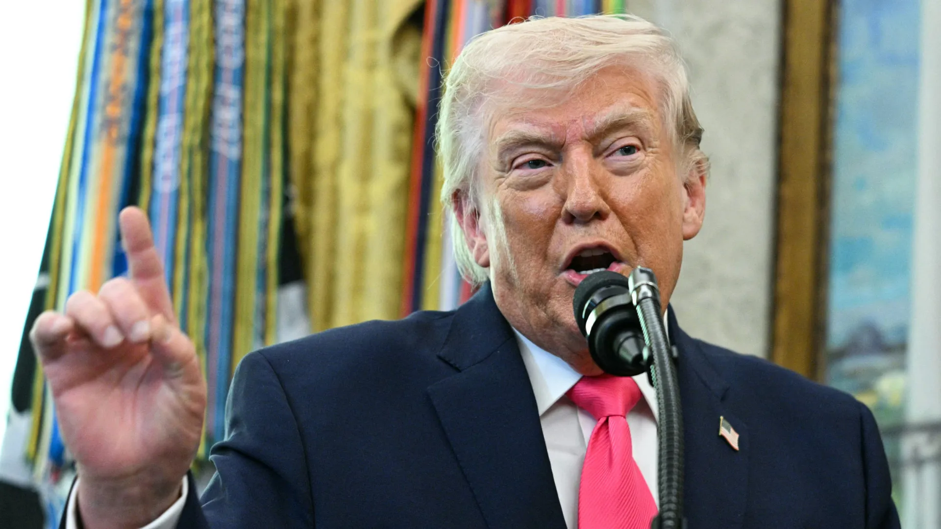 Ordem de Trump para cortar financiamento a meios públicos é inconstitucional