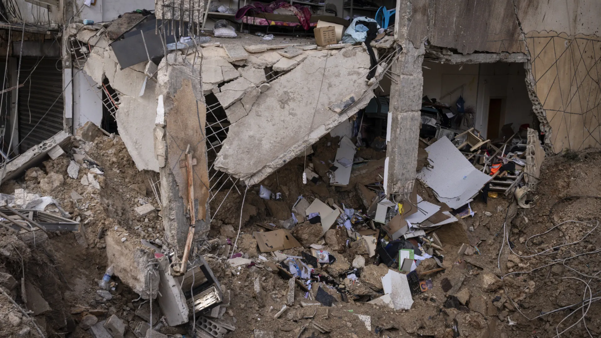 
                    Teerão acusa Israel de ter morto seis diplomatas iranianos no Líbano
                