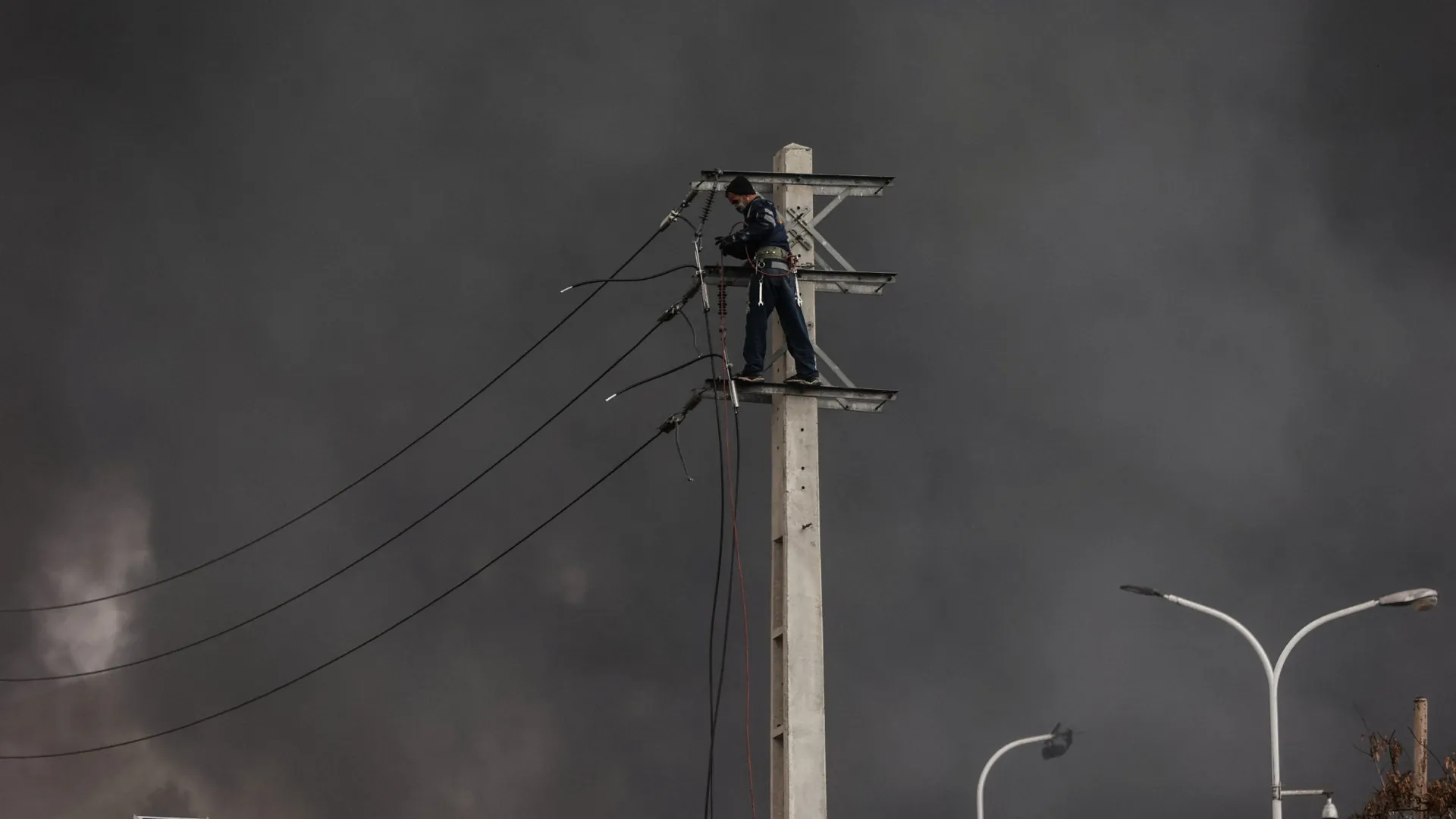 
                    Amnistia alerta: Atacar centrais elétricas no Irão seria crime de guerra
                
