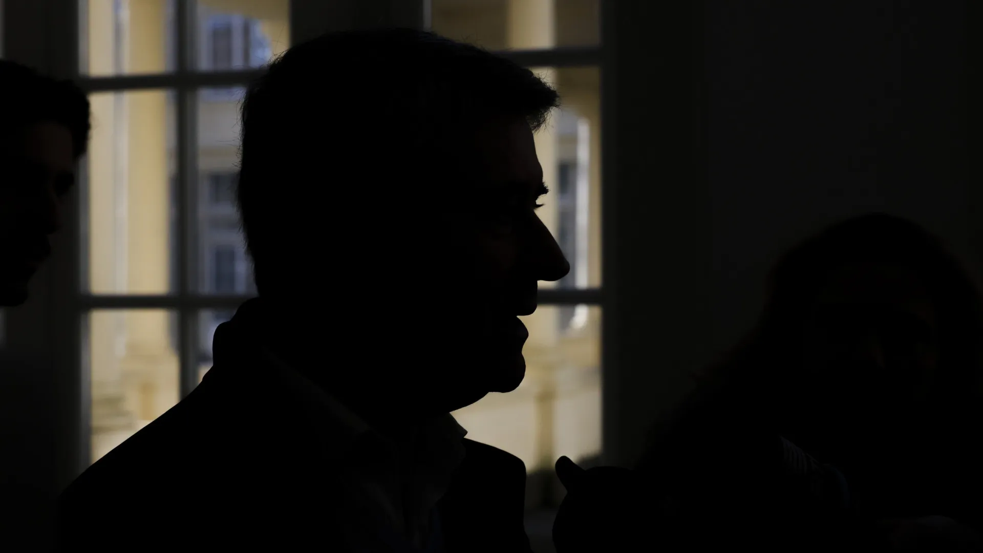 Moção desafia Carneiro: "PS tem de saltar de cima do muro do 'nim'"