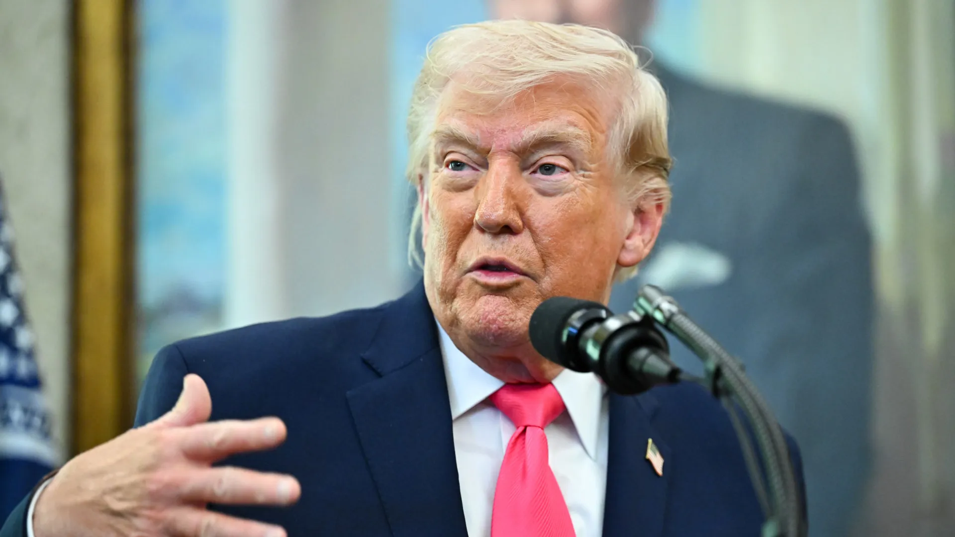 
                    Trump impede Governo de trabalhar com empresas com políticas antidiscriminatórias
                