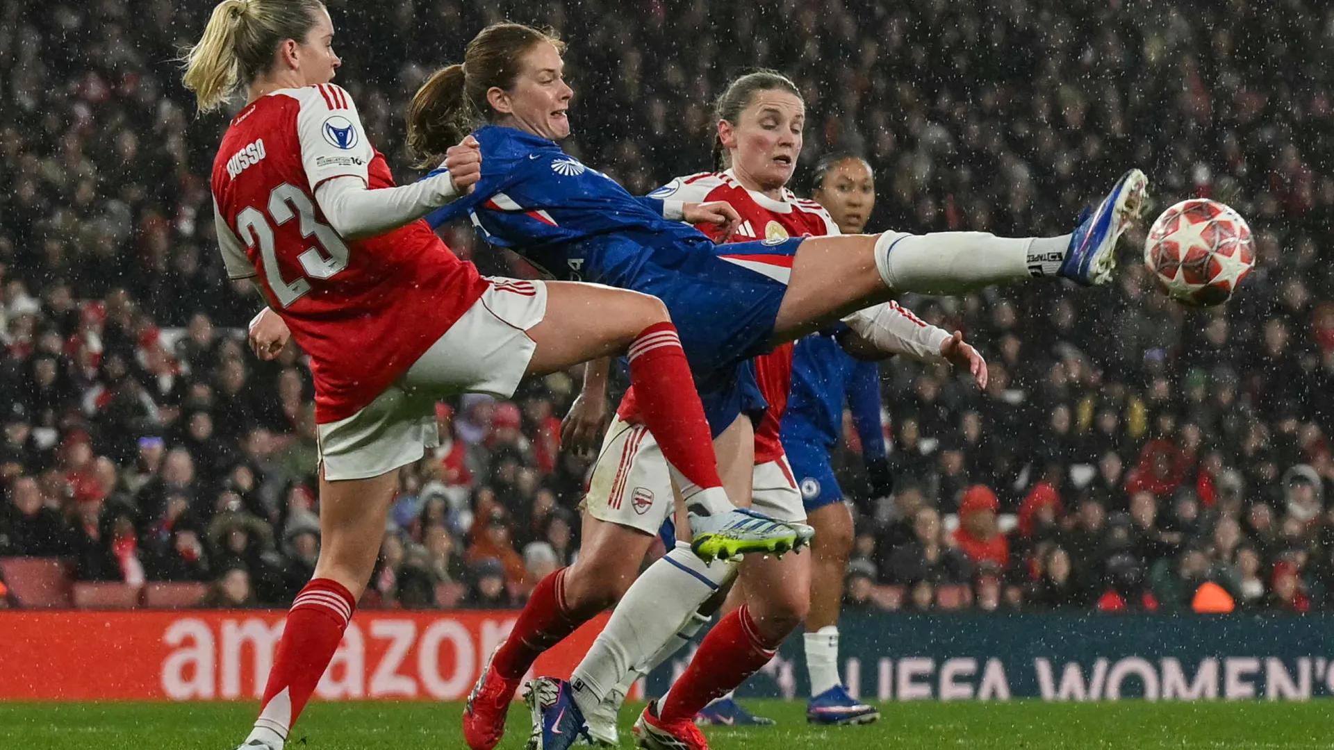 Arsenal em vantagem nos 'quartos' rumo à revalidação do título