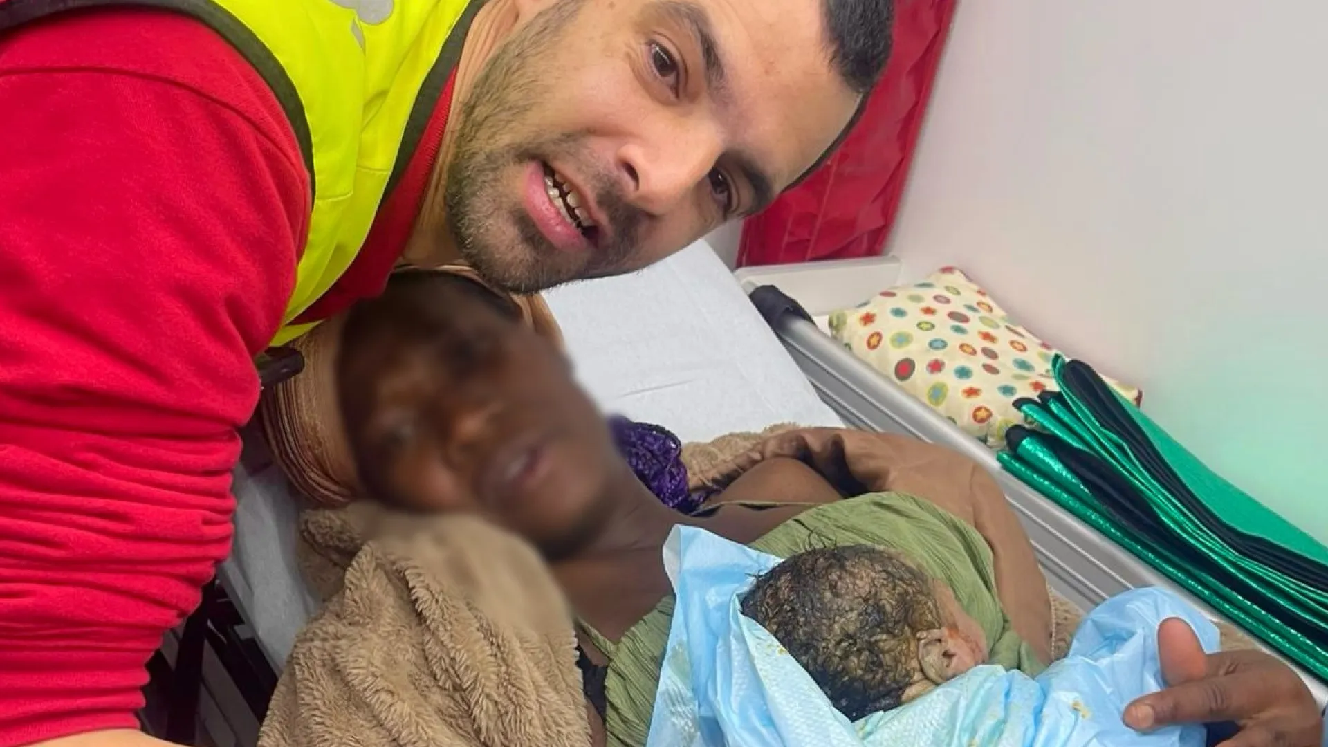 
                    Bebé nasce à porta do Santa Maria em ambulância dos Bombeiros de Camarate
                