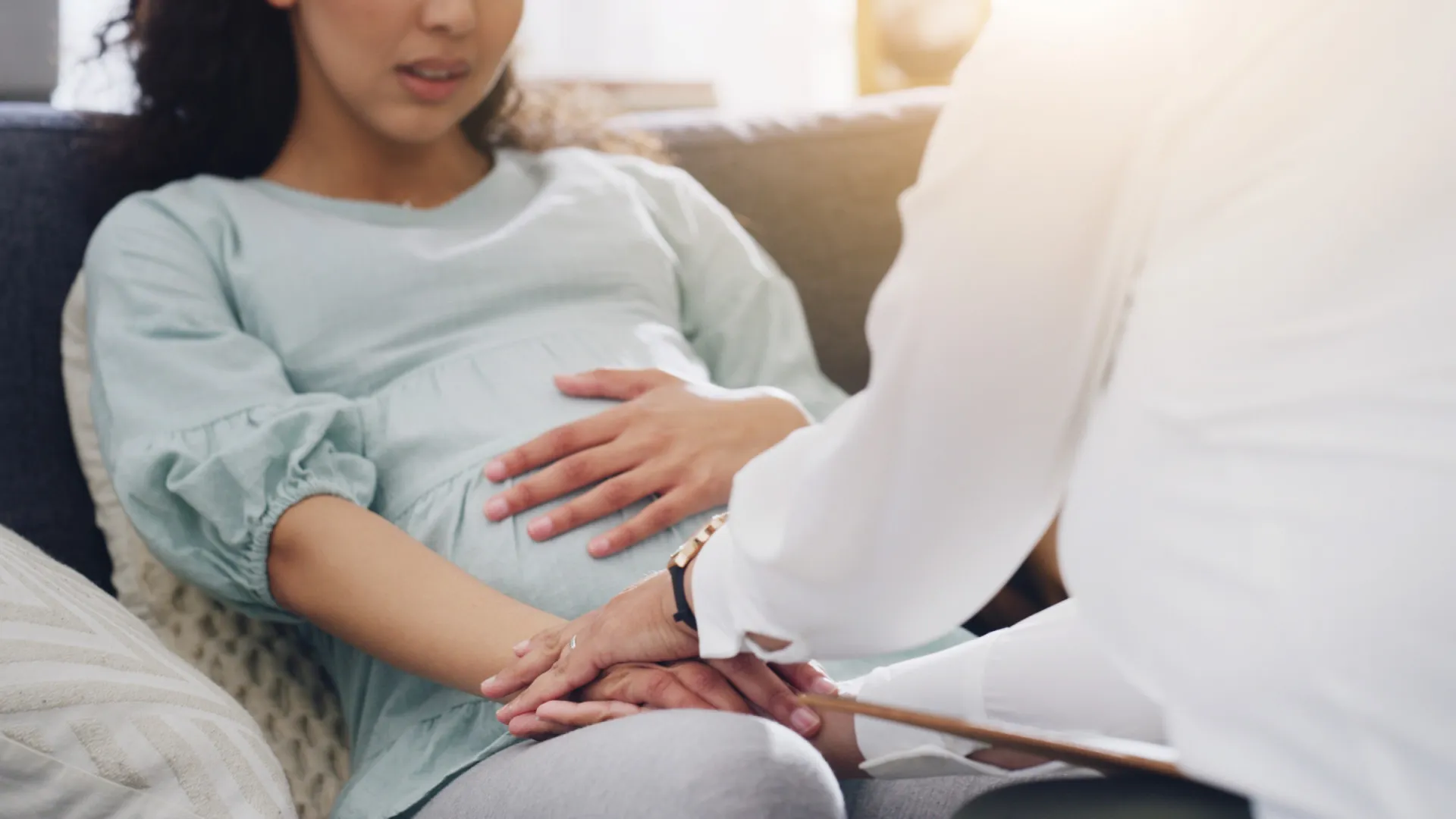 Mulher obrigada a ir a tribunal (por Zoom) durante trabalho de parto