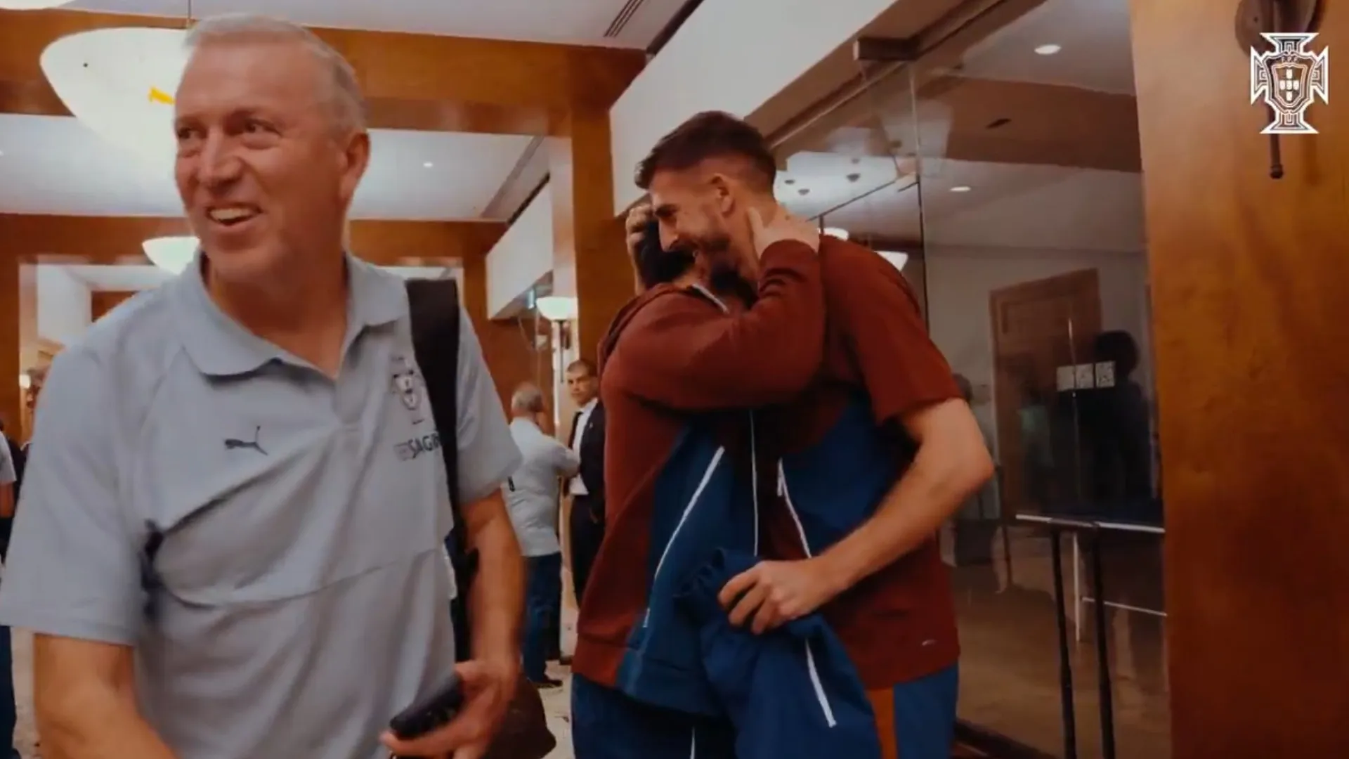 Tantos reencontros. O momento em que Paulinho se junta à seleção