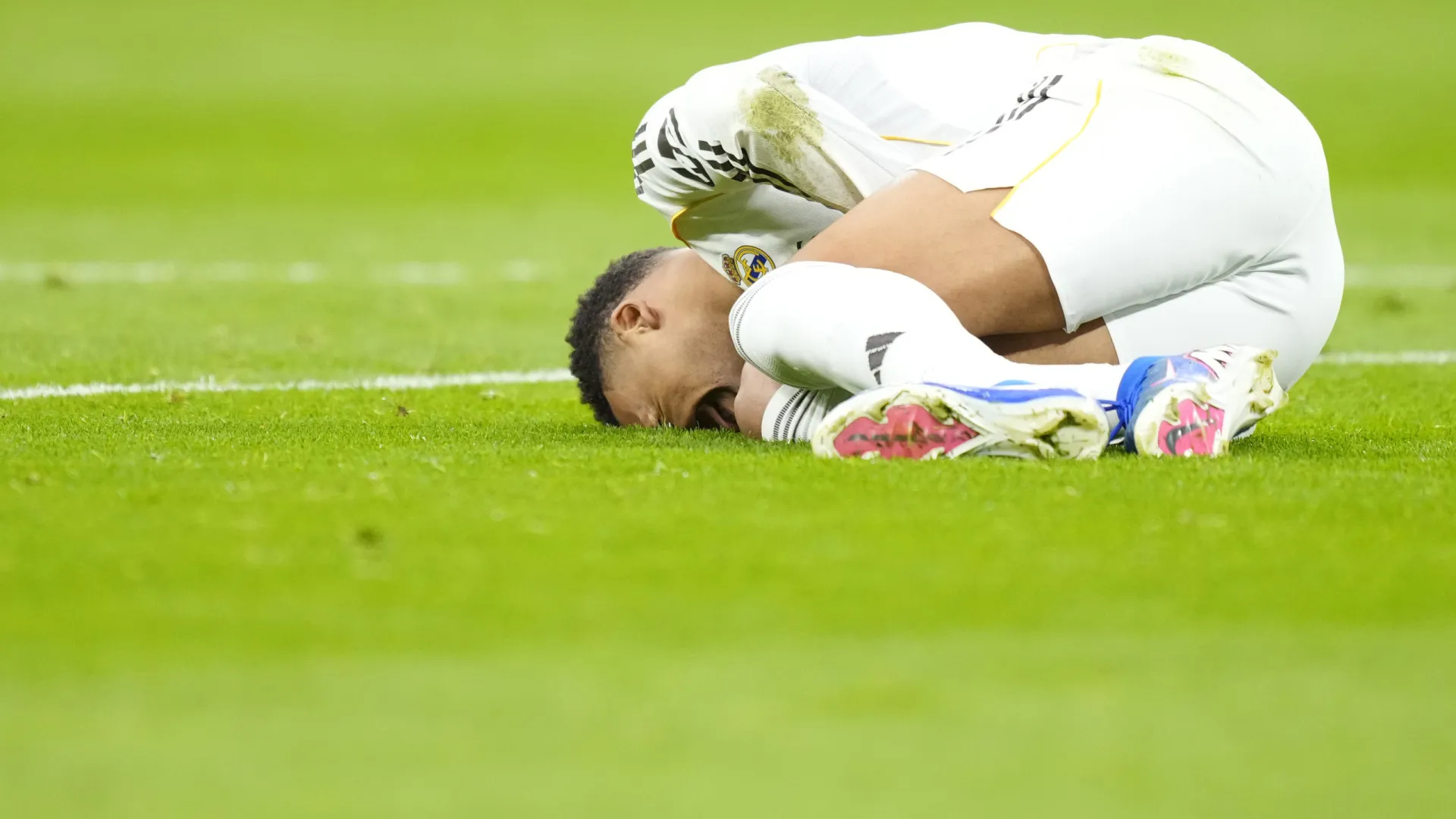 Real Madrid examina joelho errado de Mbappé. A cronologia do surreal caso