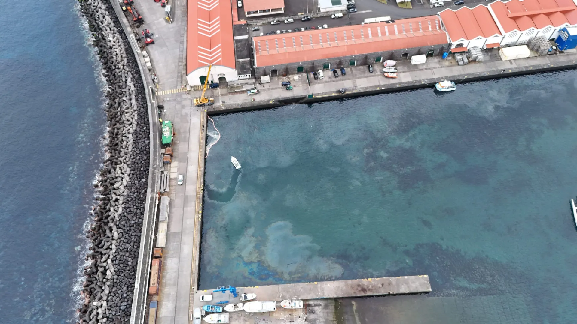 
                    Detetada mancha de poluição no porto da Horta (de causa desconhecida)
                