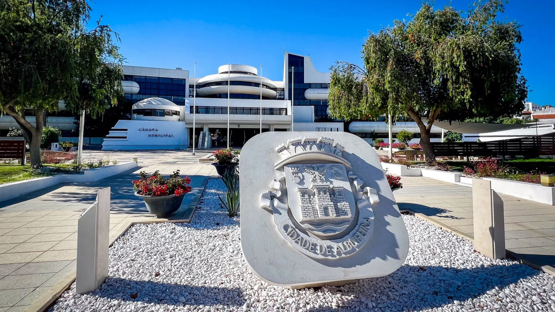 
                    Câmara de Albufeira recusa que autarca discrimine qualquer grupo ou etnia
                