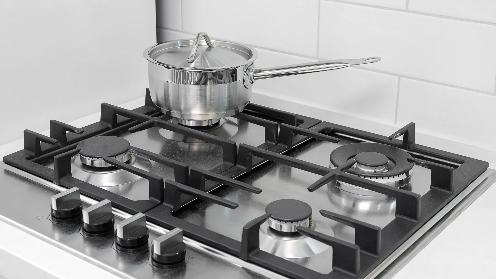 
                    Eis o truque para acabar com a gordura no fogão (e não deixa marcas)
                