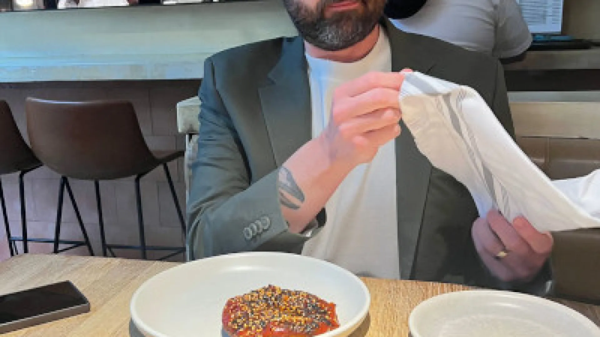 
                    Recorde inusitado. Joshua comeu em 28 restaurantes Michelin... num só dia
                