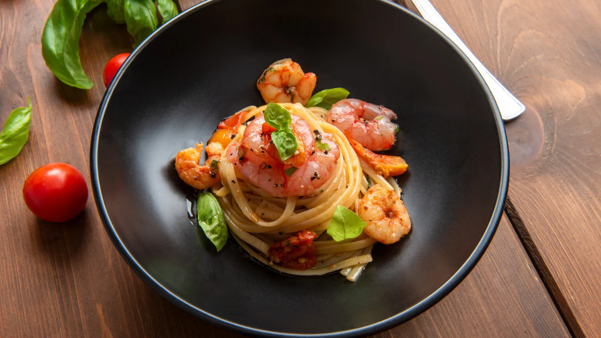 
                    Este linguini de camarão e tomate é de comer e chorar por mais!
                