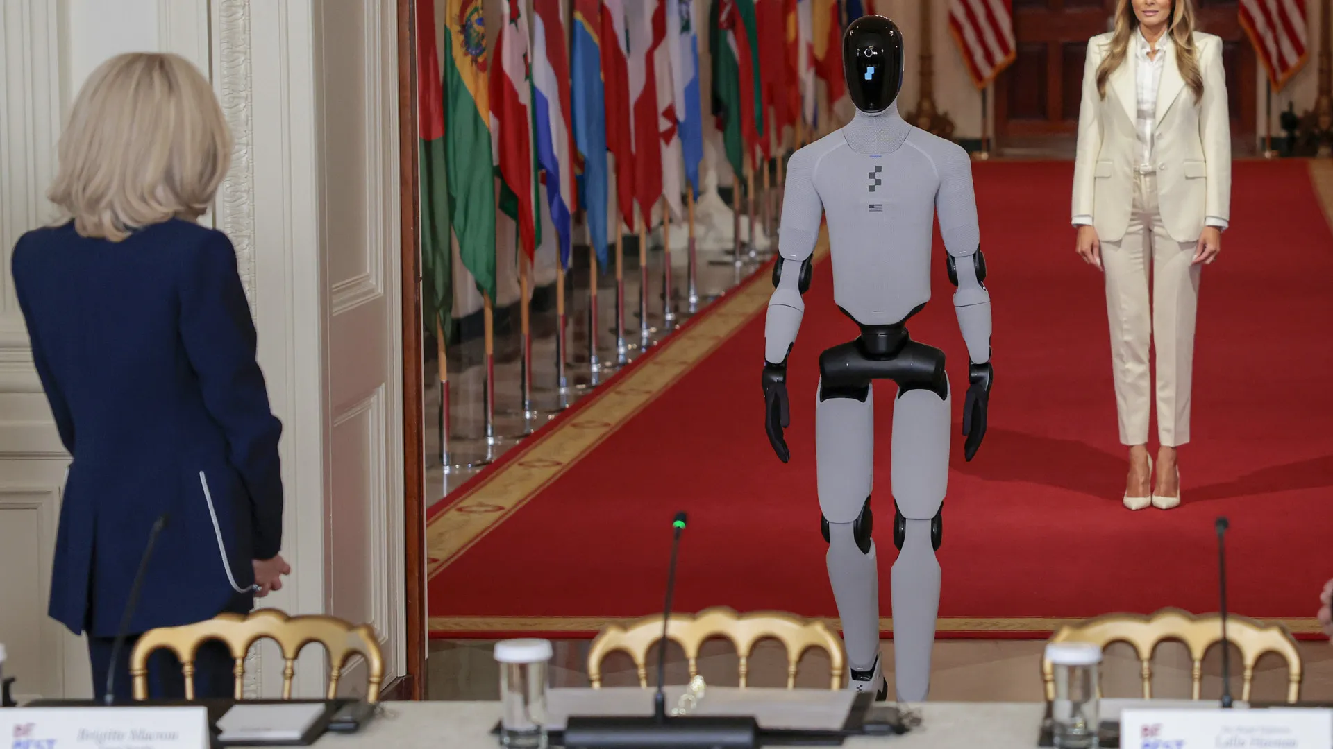 
                    Melania Trump acompanhada por robô humanoide: 