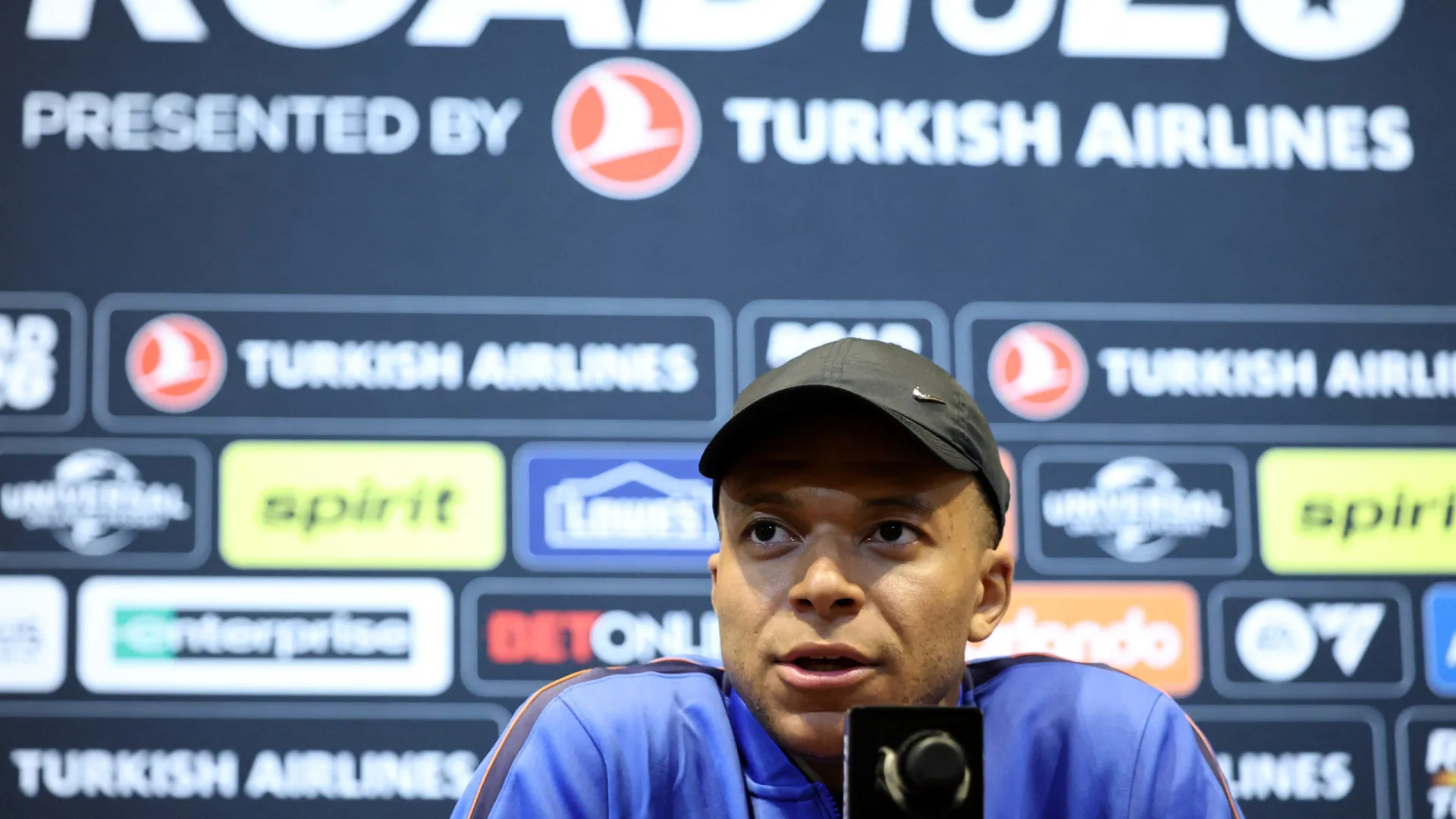 Kylian Mbappé coloca 'pontos nos is' após polémica com o joelho